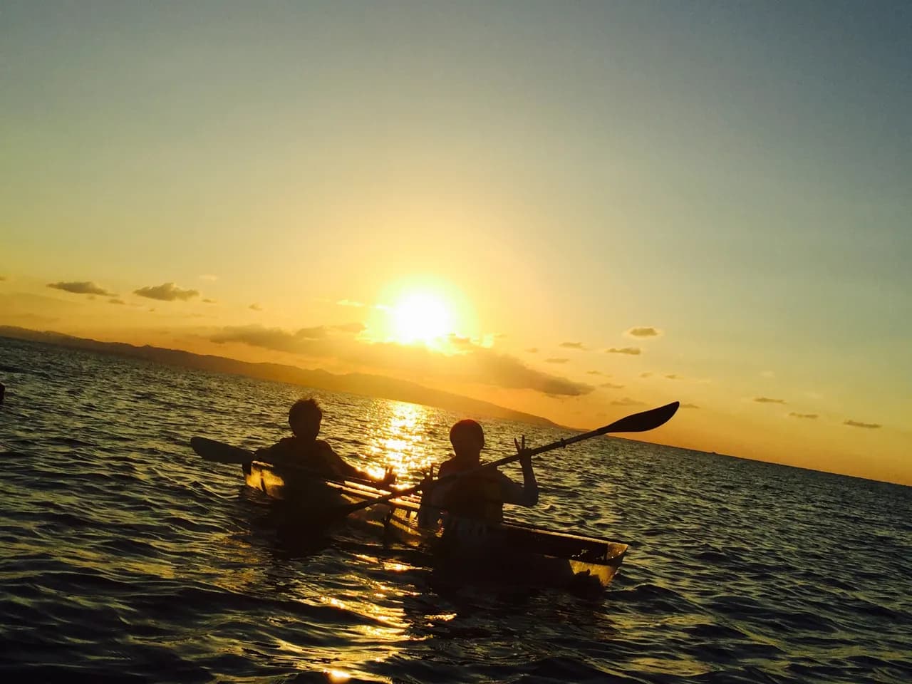 石垣島の海に沈む夕日とクリアカヤック体験