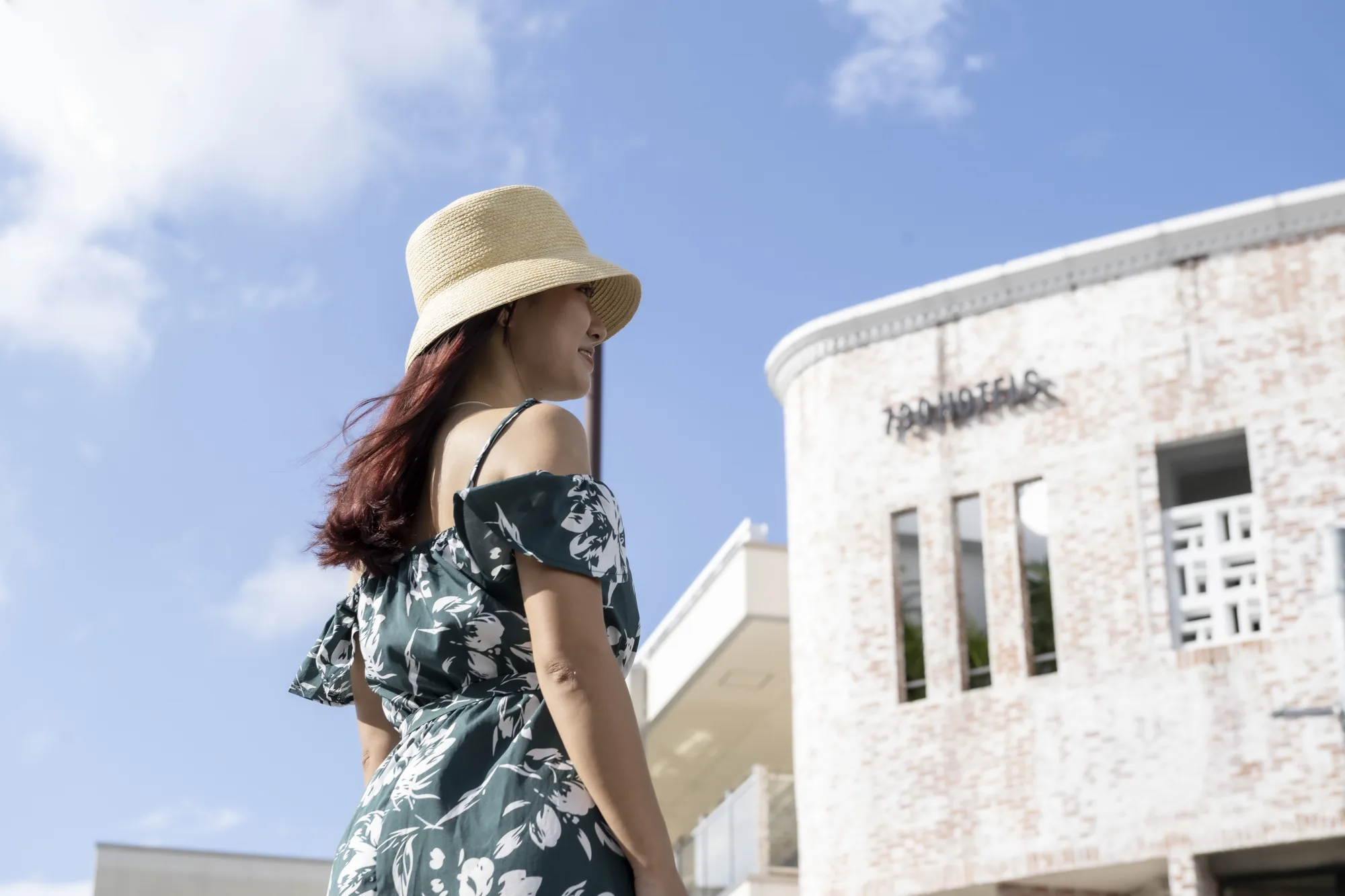 730HOTELS.の外観を見上げるゲスト